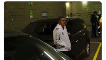 Ramos sedang menanti Varane di parkiran. Sebenarnya jelas ini foto Mourinho, namanya juga meme. Foto: Twitter