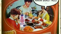 Meme nasi Padang ini kocak. Foto seorang ibu dengan dua orang anaknya itu terkenal pada kaleng biskuit. Tapi makanannya diganti dengan nasi Padang. Foto: Istimewa