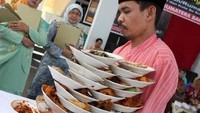 Banyak yang terpukau dengan kemampuan pelayan di restoran Padang saat melayani pengunjung. Mereka mampu membawa belasan piring dalam sekali jalan seperti ini. Foto: Istimewa