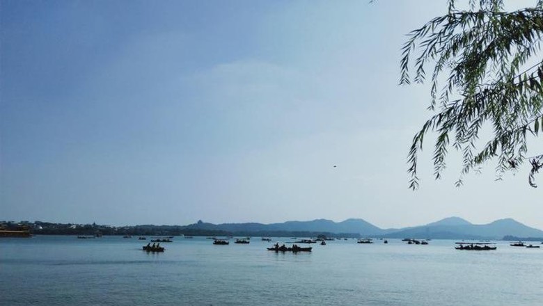 Menikmati Keindahan West Lake di Hangzhou, China Menikmati Keindahan West Lake di Hangzhou, China