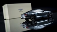 Model ini juga bisa dikustom dengan bentuk menyerupai Supersports Convertible yang memecahkan rekor kecepatan 2011 atau mirip seperti mobil Bentley milik konsumen sendiri. Cat, lapisan kayu dan kulit bisa disesuaikan. Foto: Pool (Carscoops)
