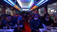 Staf Reservasi Skyview Coffe Bus Rafi Keton Pranata mengatakan, sejak dibuka pada 1 Agustus 2020 lalu, minat pengunjung terhadap pariwisata mulai membaik. Niat awalnya kita positif untuk membangkitkan minat pariwisata masyarakat. Karena kan sejak pandemi, berbagai pelaku usaha seperti objek wisata, agen perjalanan, hingga penyedia jasa penginapan seperti hotel, kata Rafi saat ditemui di Jalan Lengkong, Kota Bandung.  (Foto: Siti Fatimah/detikcom)