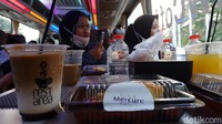 Sekitar dua jam perjalanan cukup menyisakan kenangan yang menyenangkan bagi semua wisatawan. Bisa menikmati pemandangan Kota Bandung di sore menjelang malam, ditambah dengan jamuan makanan oleh barista. (Foto: Siti Fatimah/detikcom)