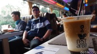 Di era new normal ada banyak jenis inovasi yang dilakukan pelaku usaha, salah satunya membawa cafe yang biasanya jadi tempat ngopi dan nongkrong, jadi sekaligus tempat wisata berkeliling Kota Bandung. (Siti Fatimah/detikcom)