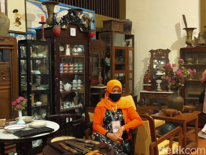 Kerinduan para pencinta barang antik di Banyuwangi terobati dengan hadirnya Pameran Blambangan Antik. Berbagai barang antik asli Banyuwangi dipajang di Kantor Kecamatan Kota Banyuwangi. Kegiatan ini digelar dengan protokol kesehatan yang ketat.