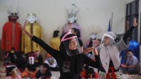 Sanggar tari tersebut menerapkan protokol kesehatan selama belajar seperti mewajibkan masker, faceshield dan menjaga jarak.