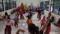 Sanggar tersebut melatih siswa dari balita, SD hingga orang tua untuk berlatih tari tradisional.