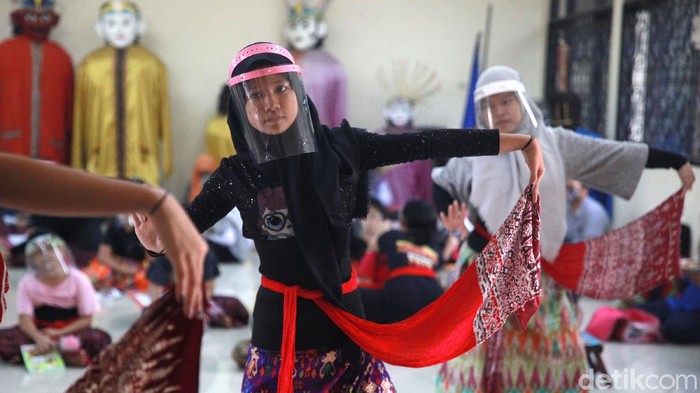 Pandemi Corona tak membuat mimpi sejumlah anak-anak memudar. Lewat tari, anak-anak di Sanggar Bina Manggala tetap bersemangat berlatih.