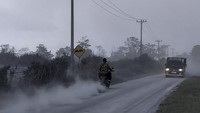 Sejumlah kendaraan melintas di jalan yang dipenuhi debu vulkanik pascaerupsi Gunung Sinabung, di Desa Sigarang-garang, Karo, Sumatera Utara, Sabtu (8/8/2020).