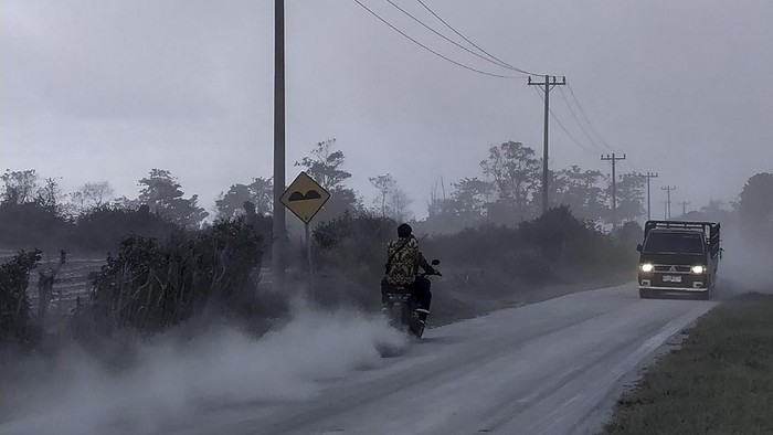 Warga membersihkan jalan yang dipenuhi debu vulkanik pasca erupsi Gunung Sinabung, di Desa Sigarang-garang, Karo, Sumatera Utara, Sabtu (8/8/2020). Gunung Sinabung erupsi dengan tinggi kolom 2.000 meter. ANTARA FOTO/Sastrawan Ginting/Lmo/hp.