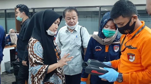 Pengacara Djoko Tjandra, Anita Kolopaking (baju batik dan kerudung hitam) sebelum dijebloskan ke rutan Bareskrim.