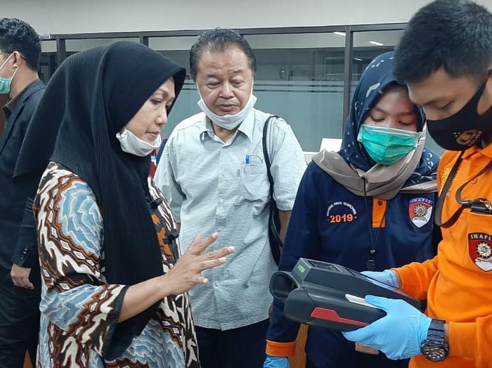 Pengacara Djoko Tjandra, Anita Kolopaking (baju batik dan kerudung hitam) sebelum dijebloskan ke rutan Bareskrim.