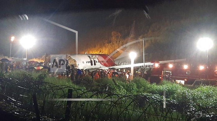 Tergelincir Pesawat Di India Terbelah 2 Saat Mendarat Di Bandara Calicut
