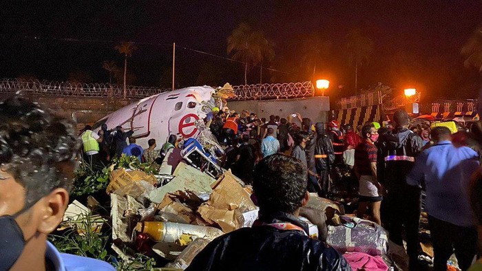 Pesawat India terbelah menjadi dua bagian saat mendarat di landasan pacu Bandara Calicut, 17 orang tewas, PM Modi sedih