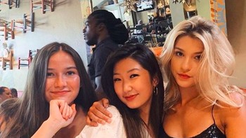 Bersama teman-temannya yang lain. Phoebe akan lulus SMA pada tahun depan. Foto: Instagram