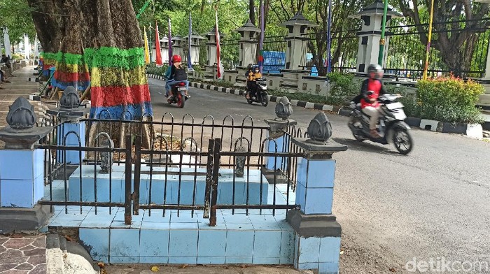 Sebuah nisan di pinggir jalan depan kantor Bupati Demak, Jawa Tengah dipercaya sebagai makam Kiai Singkil.