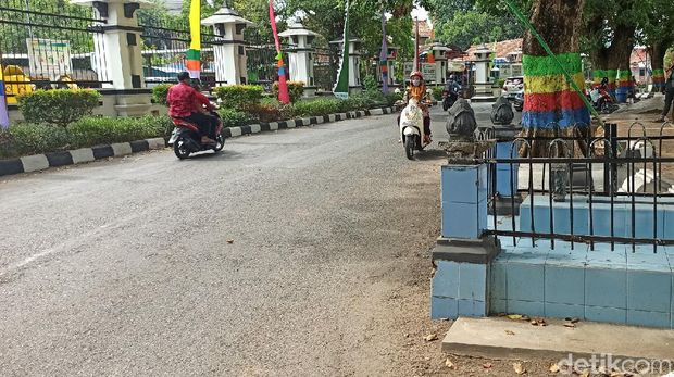 Sebuah nisan di pinggir jalan depan kantor Bupati Demak, Jawa Tengah dipercaya sebagai 'makam' Kiai Singkil.