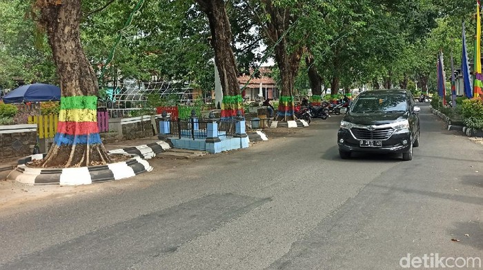 Sebuah nisan di pinggir jalan depan kantor Bupati Demak, Jawa Tengah dipercaya sebagai 'makam' Kiai Singkil.