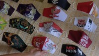 Masker dengan berbagai lukisan bertema kemerdekaan tersebut telah banyak dipasarkan ke berbagai daerah di Indonesia dengan harga Rp75 ribu-Rp300 ribu per buah untuk memeriahkan HUT ke-75 Republik Indonesia pada masa pandemi COVID-19. ANTARA FOTO/Nyoman Hendra Wibowo