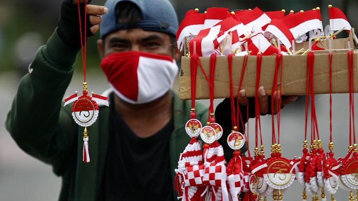 Melihat Pernak Pernik Merah Putih Jelang Hut Ri