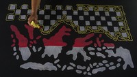 Perajin memproduksi kain sarung batik lukis peta Indonesia di Rumah Produksi Batik Al Fathar di Wiradesa, Kabupaten Pekalongan, Jawa Tengah. ANTARA FOTO/Harviyan Perdana Putra