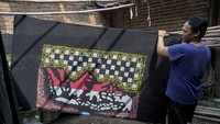 Menjelang HUT ke-75 Kemerdekaan RI, permintaan kain sarung batik lukis bermotif peta Indonesia mengalami peningkatan 50 potong pada awal Agustus, dengan produksi dalam sehari sebanyak 15 lembar kain dengan harga jual Rp100 ribu per lembar yang dipasarkan di seluruh wilayah Indonesia. ANTARA FOTO/Harviyan Perdana Putra