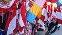 Pembeli memilih pernak-pernik hiasan kemerdekaan di kawasan Pasar Baru, Banjarmasin, Kalimantan Selatan. ANTARA FOTO/Makna Zaezar