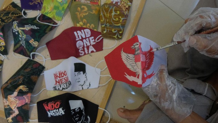 PRODUKSI MASKER LUKIS BERTEMA HARI KEMERDEKAAN Perajin menata masker lukis hasil buatannya di Anacaraka Art, Desa Singapadu Tengah, Gianyar, Bali, Jumat (7/8/2020). Masker dengan berbagai lukisan bertema kemerdekaan tersebut telah banyak dipasarkan ke berbagai daerah di Indonesia dengan harga Rp75 ribu-Rp300 ribu per buah untuk memeriahkan HUT ke-75 Republik Indonesia pada masa pandemi COVID-19. ANTARA FOTO/Nyoman Hendra Wibowo/nym/wsj.