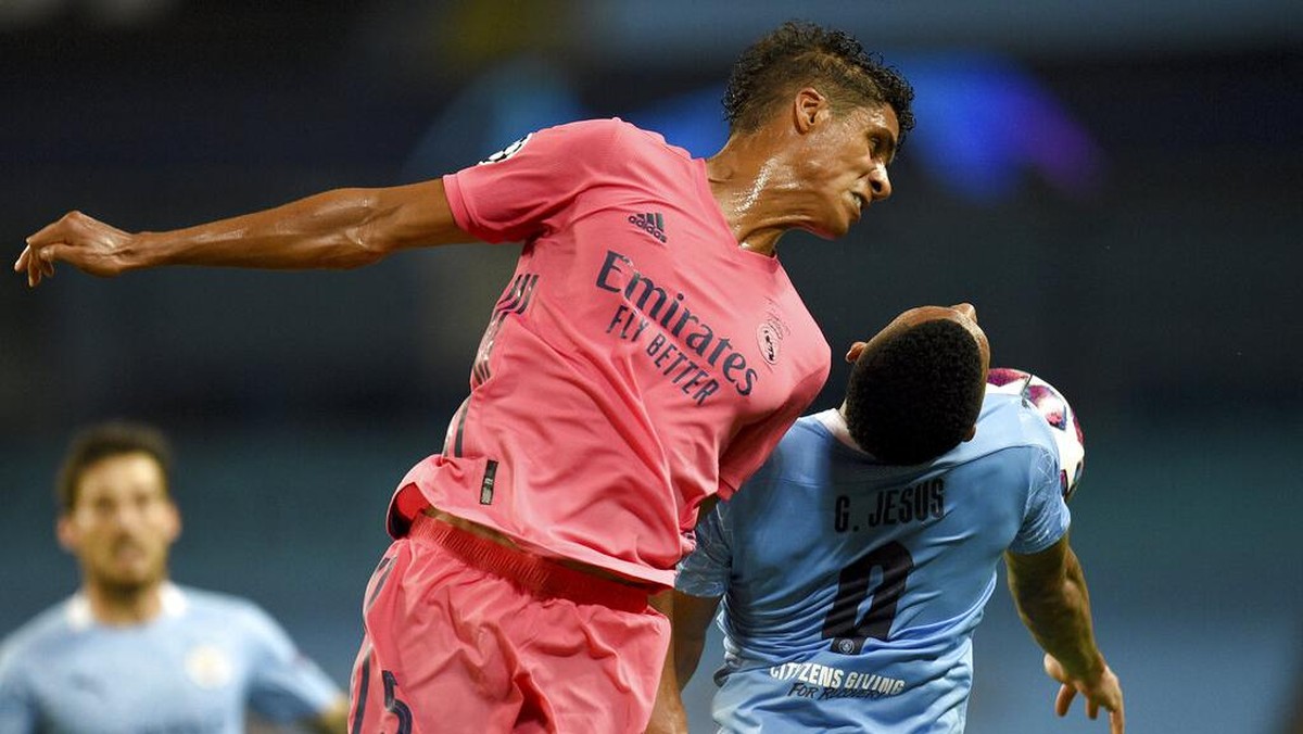Raphael Varane minta maaf atas blunder yang dilakukan hingga Real Madrid kalah (AP/Oli Scarff)