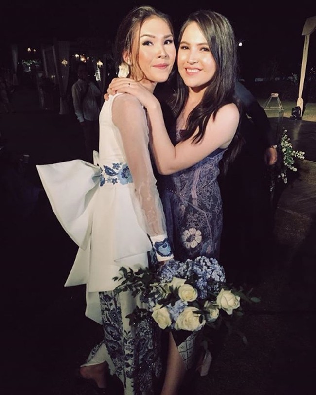 Dari dunia selebriti Tanah Air, ada Olivia Jensen yang ternyata punya kembaran bernama Sabrina Lubis Jensen. Meskipun kembar fraternal, tapi keduanya punya wajah sangat mirip. Foto: Instagram/@sabjensen