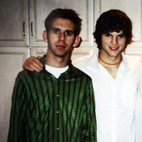 Ashton Kutcher memiliki saudara kembar bernama Michael yang didiagnosa mengidap cerebral palsy pada usia 3 tahun. Ashton mengaku sangat dekat dengan kembarannya. Kami kembar... dan saya menganggapnya sahabat terbaik, tuturnya, seperti dikutip dari People. Foto: istimewa