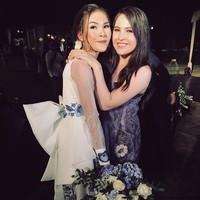 Dari dunia selebriti Tanah Air, ada Olivia Jensen yang ternyata punya kembaran bernama Sabrina Lubis Jensen. Meskipun kembar fraternal, tapi keduanya punya wajah sangat mirip. Foto: Instagram/@sabjensen