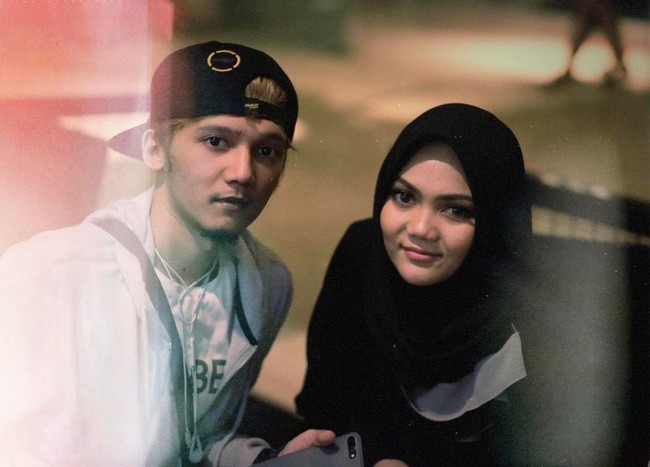 Jarang muncul di publik, Abi Krishna merupakan saudara kembar presenter dan komedian Rina Nose. Dia kerap mendukung Rina Nose saat di-bully netizen. Foto: Instagram