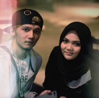 Jarang muncul di publik, Abi Krishna merupakan saudara kembar presenter dan komedian Rina Nose. Dia kerap mendukung Rina Nose saat di-bully netizen. Foto: Instagram