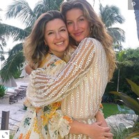 Gisele Bundchen punya saudara kembar bernama Patricia. Kembar fraternal, wajah mereka memang tidak mirip, tapi keduanya sangat dekat. Model asal Brasil ini pun memberi pujian pada kembarannya di hari ulang tahunnya dan betapa dia merindukannya. Foto: Instagram/@giselebundchen