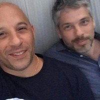 Vin Diesel memiliki saudara kembar bernama Paul Vincent. Namun keduanya punya wajah yang tidak terlalu mirip. Masih bekerja di lingkungan yang sama dengan Vin dalam dunia perfilman, Paul berprofesi sebagai editor film. Foto: istimewa