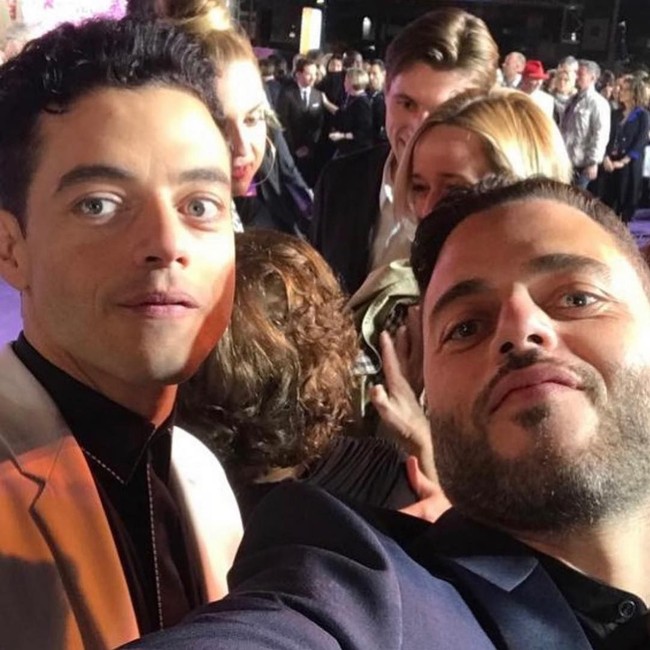 Aktor Rami Malek punya saudara kembar identik, bernama Sami. Bintang serial Mr. Robot ini pernah membawanya saat perhelatan Golden Globe Awards. Saking miripnya, mereka pernah bertukar tempat saat kuliah dan tak ada yang menyadarinya. Sami Malek kini berprofesi sebagai guru sekolah. Foto: Instagram