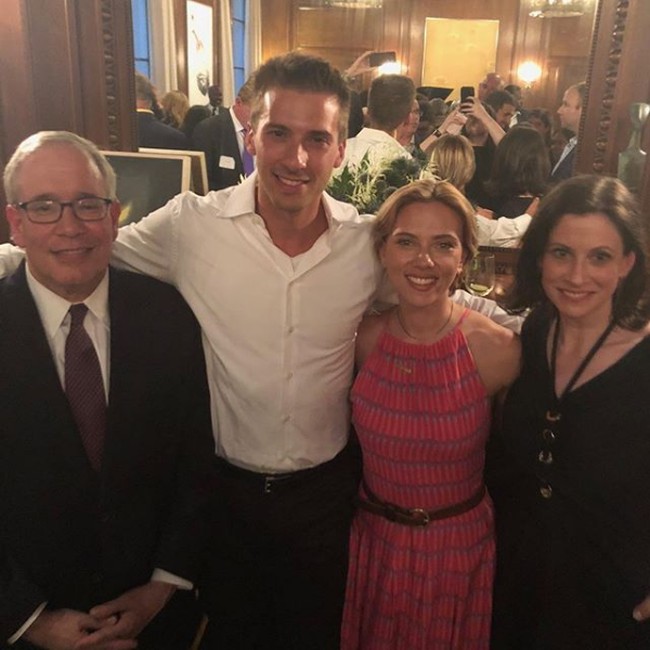 Scarlett Johansson punya saudara kembar fraternal, Hunter, yang berprofesi sebagai aktor dan aktivis politik. Scarlett lebih tua tiga menit darinya. Pemeran Black Widow ini juga pernah membawa saudara kembarnya itu ke beberapa event karpet merah. Foto: Instagram/@hunterjo