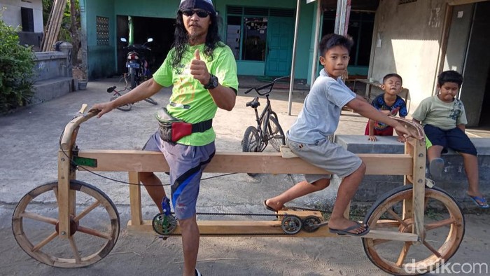 Melihat Sepeda Ontel Dua Muka Berbahan Limbah Kayu Di Klaten