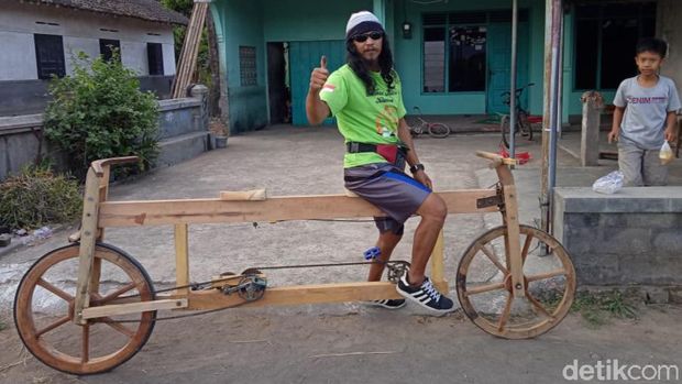 Melihat Sepeda Ontel Dua Muka Berbahan Limbah Kayu di Klaten 