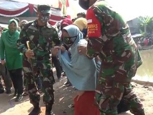 Sujud Syukur Janda Tua Pencari Keong Rumahnya Dirombak