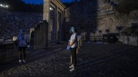 Kementerian Kebudayaan Yunani mengizinkan teater kuno Epidaurus di Yunani dan Herodes Atticus di Athena untuk menyelenggarakan pertunjukan di bawah pedoman keamanan yang ketat karena pandemi COVID-19.