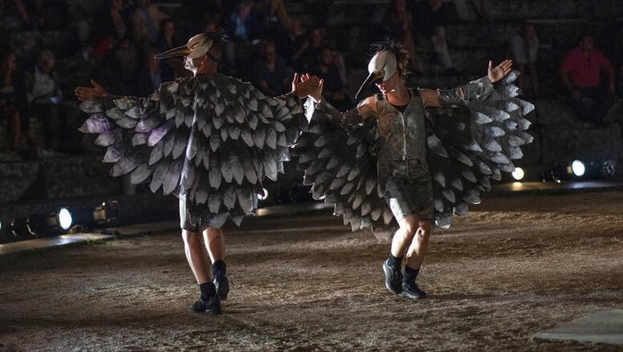 Teater Yunani Kuno Tampil Lagi Lho Kementrian Kebudayaan Yunani mengizinkan teater kuno kembali melakukan pertunjukkan dengan protokol keamanan COVID-19 yang ketat.