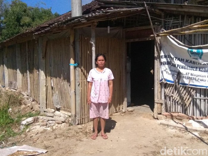 Seorang perempuan di Magetan dan dua anaknya  tinggal di bekas kandang ayam. Mereka tidak punya biaya untuk mengontrak rumah yang layak.