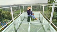  Pengunjung juga dilarag mengenakan alas kaki serta lari atau melompat di atas jembatan. Selain itum wajib untuk mengikuti instruksi dari pengeloola. (Dadang Hermansyah/detikcom)