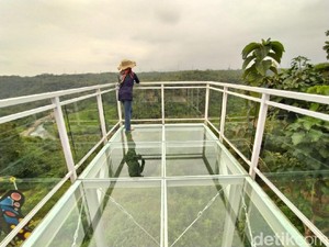 Uji Nyali Menjajal Jembatan Kaca Tepi Jurang di Ciamis