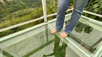 Berdiri di atas sini membuat kaki sedikit gemetar. Wisatawan akan merasakan sensasi akan jatuh ke jurang. (Dadang Hermansyah/detikcom)