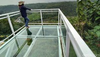 Sebuah teras berukuran sekitar 6 meter dan lebar 3 meter didirikan di atas jurang yang cukup tinggi. (Dadang Hermansyah/detikcom)