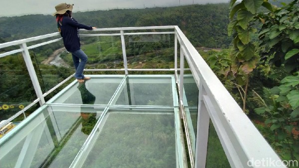 Sebuah teras berukuran sekitar 6 meter dan lebar 3 meter didirikan di atas jurang yang cukup tinggi. (Dadang Hermansyah/detikcom) Sebuah teras berukuran sekitar 6 meter dan lebar 3 meter didirikan di atas jurang yang cukup tinggi. (Dadang Hermansyah/detikcom)