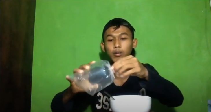 YouTuber mukbang angin